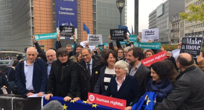 Puigdemont, Comín, Ponsatí y Torra en un acto en Bruselas. Foto: @KRLS