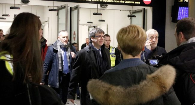 Puigdemont en el aeropuerto de Copenhague. Foto: @JuntsXCat