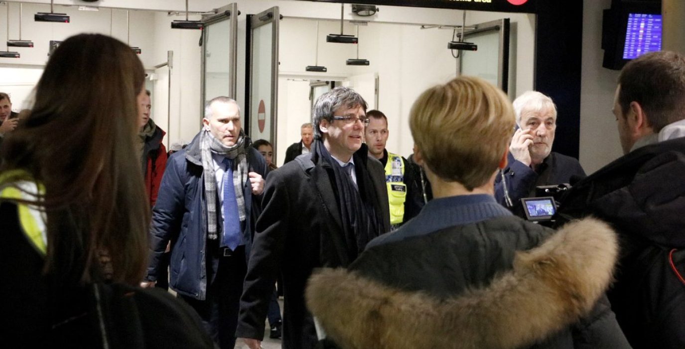 Puigdemont en el aeropuerto de Copenhague. Foto: @JuntsXCat