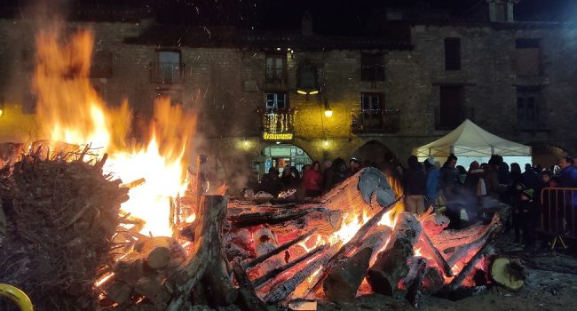 L’Aínsa plena de visitantes la suya Plaza Mayor en una nueva edición d'a Feria d'o Vin Artesano Punchacubas