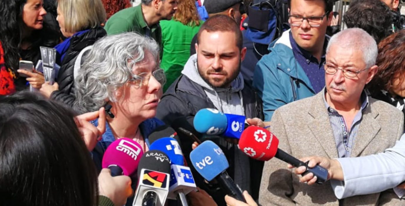 Purificación Lapeña atiendiendo a los medios de comunicación en la entrada al Valle de los Caídos en 2018.