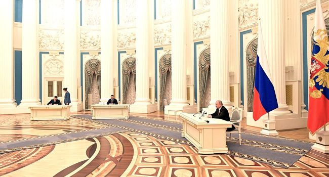 Putin durante la firma de los documentos de reconocimiento de las Repúblicas Populares de Donetsk y Lugansk. Foto: @KremlinRussia