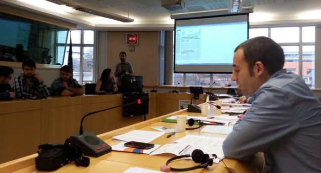 Chuse Ramón Barrios, Coordinador de la Colla de Luengas de Puyalón, durante su intervención en Bruselas. Foto: @Puyalon