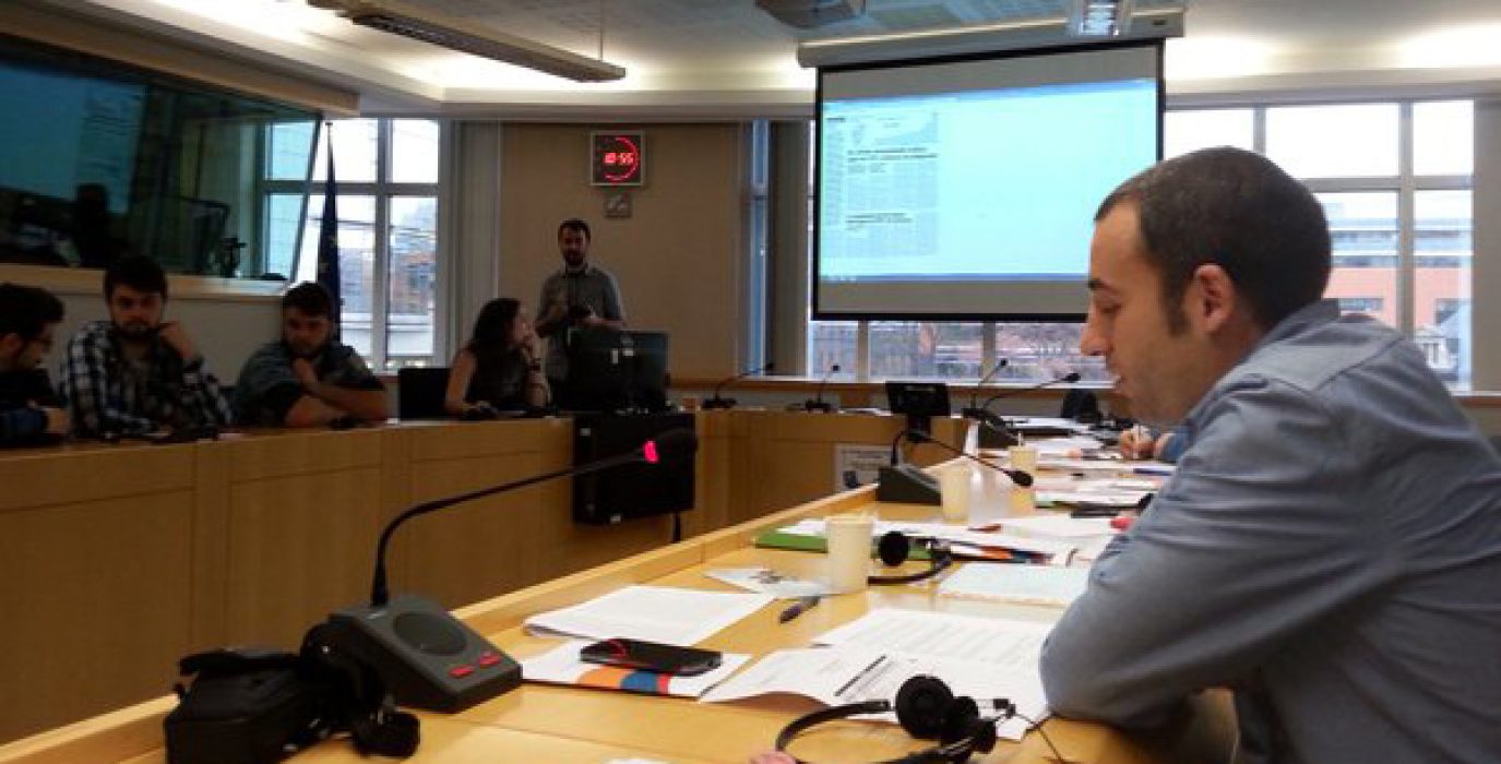 Chuse Ramón Barrios, Coordinador de la Colla de Luengas de Puyalón, durante su intervención en Bruselas. Foto: @Puyalon