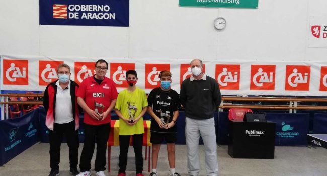 Pódium del torneo, junto a J.M. Jofre, director técnico de Publimax y Javier Alonso, presidente de la FATM.
