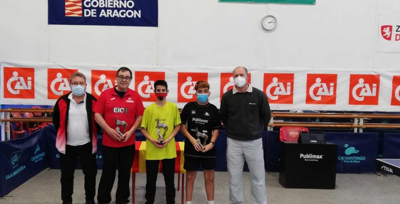 Pódium del torneo, junto a J.M. Jofre, director técnico de Publimax y Javier Alonso, presidente de la FATM.