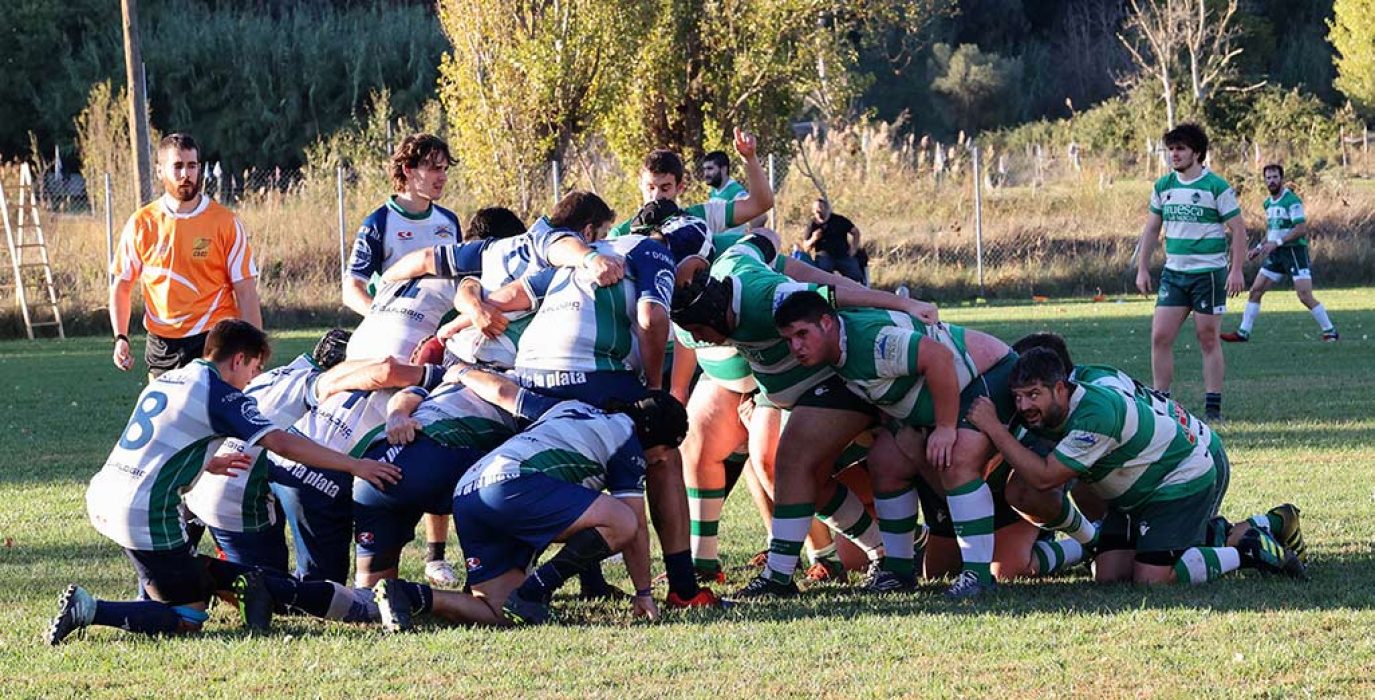 Una mele de rugby con jugadores en el campo