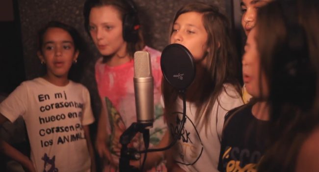 24 niños y niñas de entre 10 y 15 años del proyecto de Sura han participado en el rap.