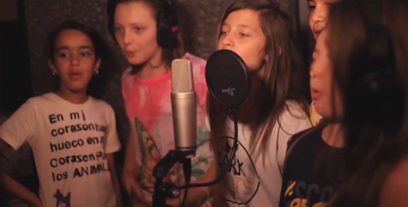 24 niños y niñas de entre 10 y 15 años del proyecto de Sura han participado en el rap.