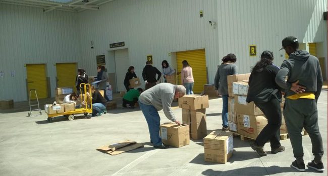 El voluntariado recogiendo alimentos durante la cuarta edición. Foto: Ayuda a Refugiadxs Zaragoza.