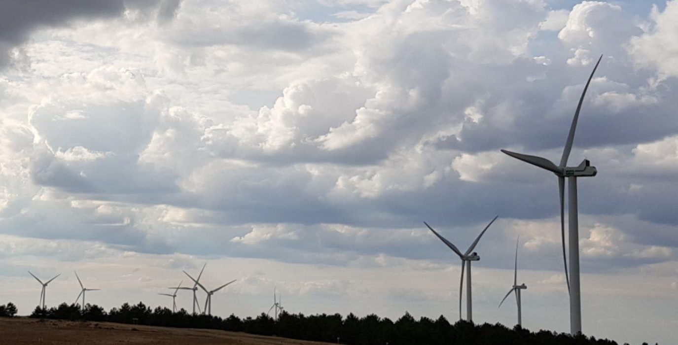 Unos aerogeneradores en el horizonte