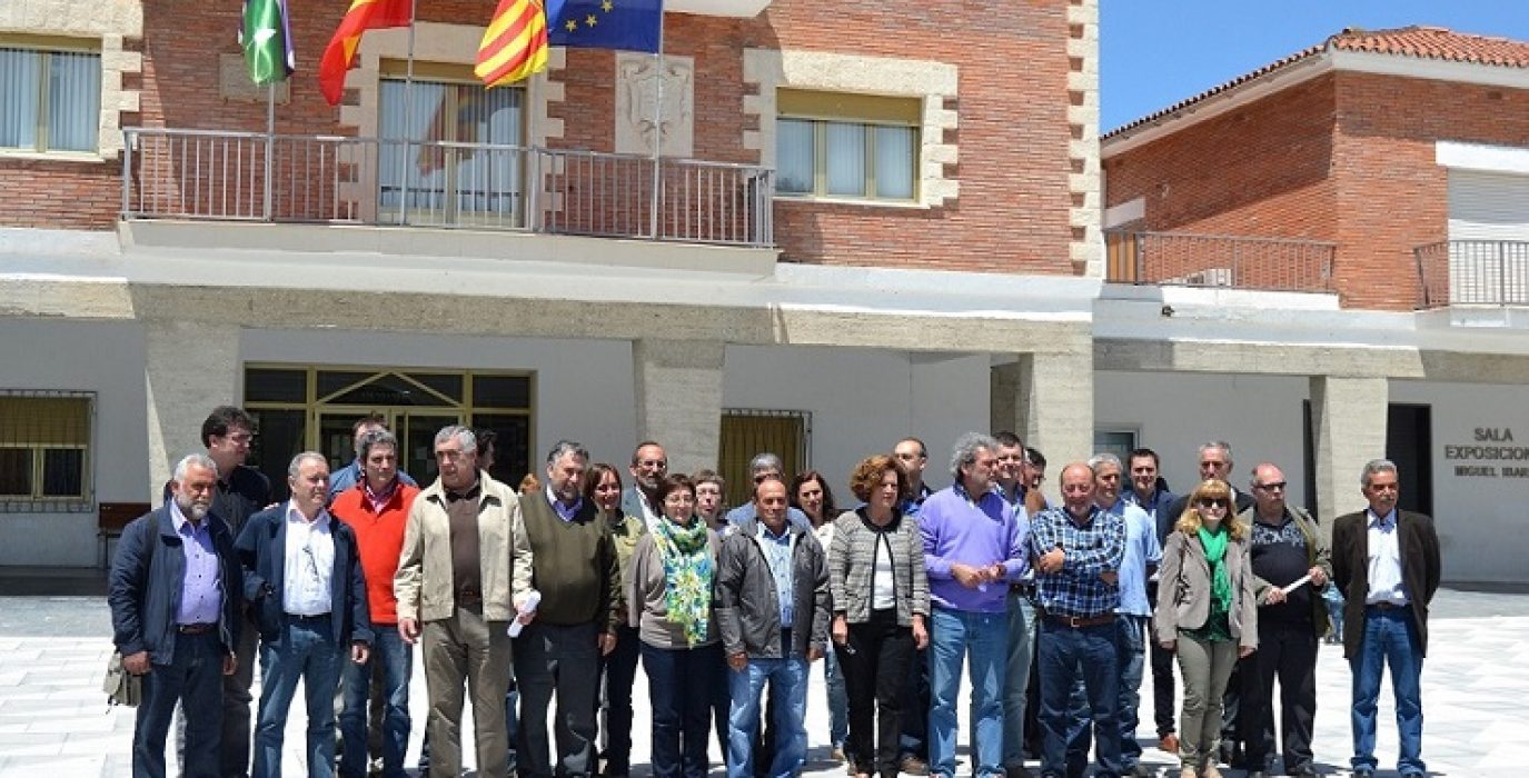 Alcaldes aragoneses ante el ayuntamiento de la población del Baix Cinca donde han aprobado la Declaración de Mequinensa