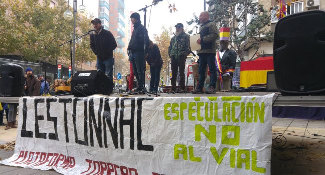 Representantes de 'Los 10' junto a sus familiares y miembros de la Asamblea por su absolución. Foto: @igoiz17 (AraInfo)