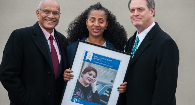 Colin Gonsalves (India, Yetnebersh Nigussie,  (Ethiopia), sustentando una fotografía de Khadija Ismayilova (Azerbaijan), y Robert Bilott (USA) serán los galardonados con el Right Livelihood Award 2017. Foto: Wolfgang Schmidt.