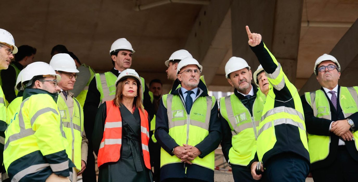 Chueca, rodeada de chalecos amarillos, durante una visita a las obras de La Nueva Romareda | Foto: Ayuntamiento de Zaragoza