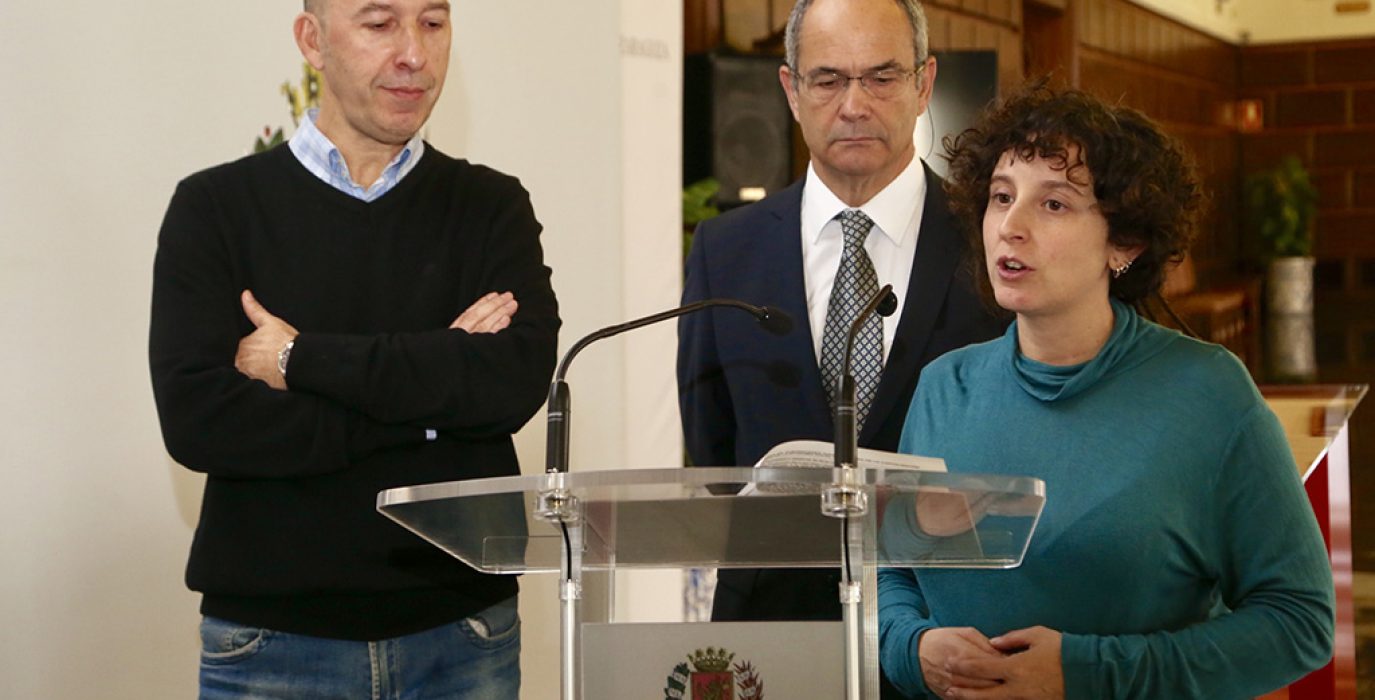 Asensio, Gómez y Gracia durante la firma del convenio. Foto: AZ
