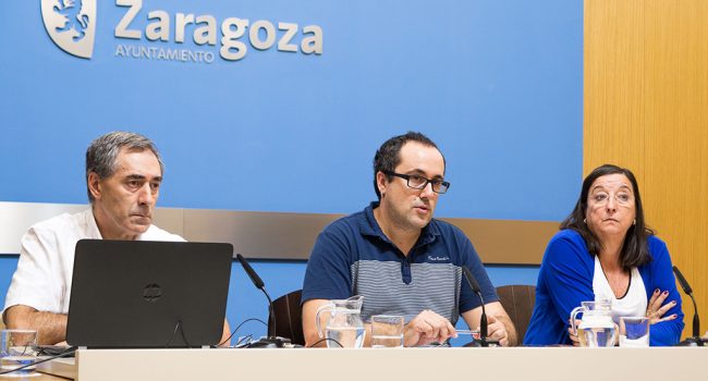 Cubero, acompañado de los responsables técnicos municipales, durante la presentación. Foto: Miguel Gracia (AZ)