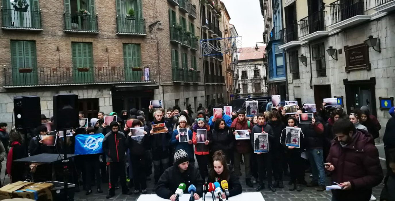 Representantes del Gaztetxe Maravillas durante la rueda de prensa de este miércoles. Foto: @DiegoMRoig (AraInfo)