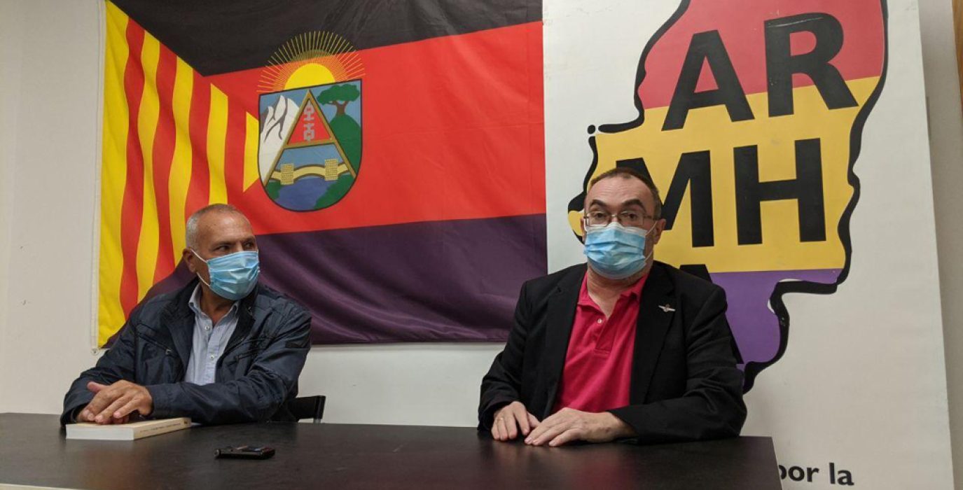 Fernando Yarza y Enrique Gómez durante la presentación de 'La Imagen de la Memoria'. Foto: Iker G. Izagirre (AraInfo)