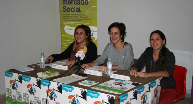 Susana Ortega y Victoría Tomas (Mercado Social) junto a Elsa Navarra (CSC Luis Buñuel) durante la rueda de prensa. Foto: AraInfo