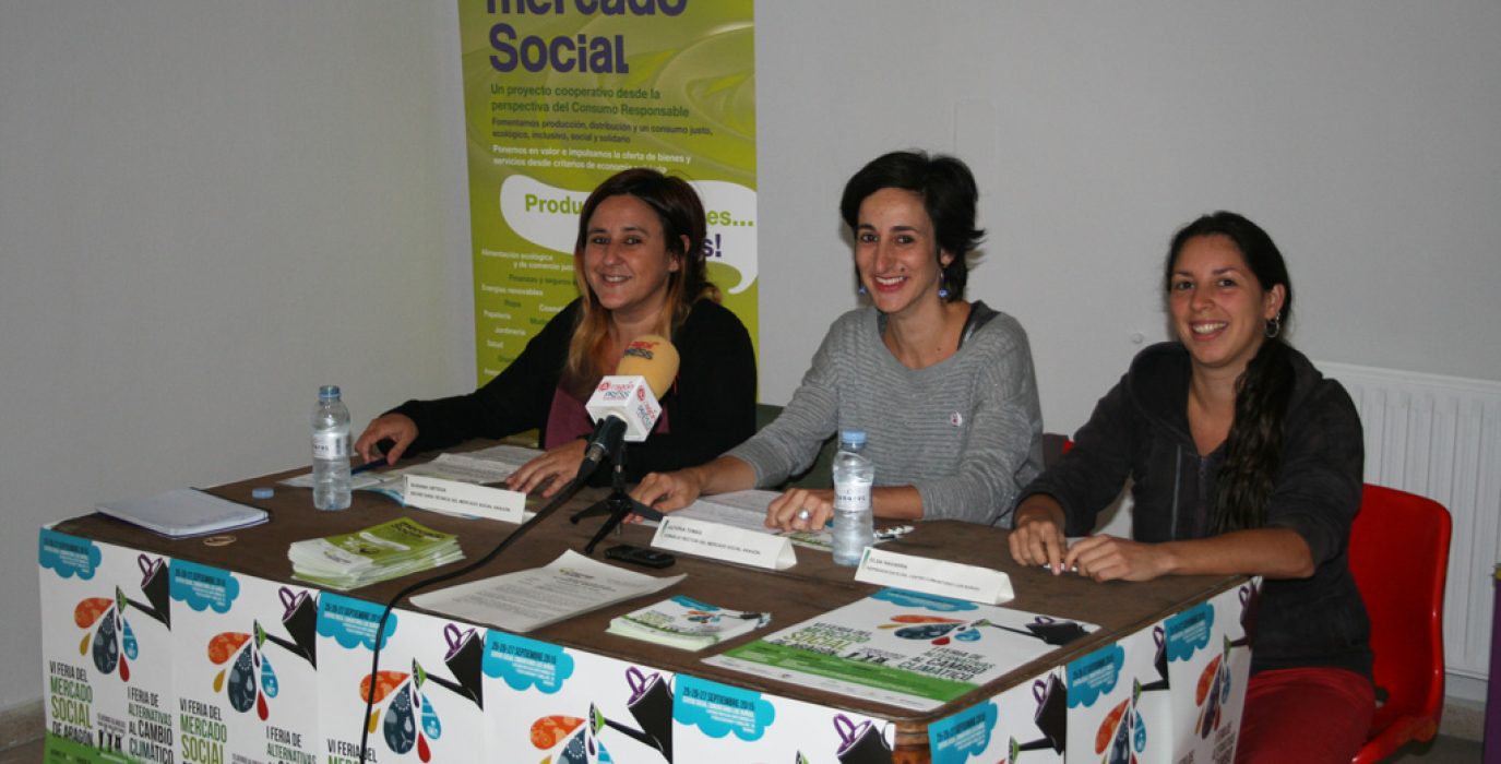 Susana Ortega y Victoría Tomas (Mercado Social) junto a Elsa Navarra (CSC Luis Buñuel) durante la rueda de prensa. Foto: AraInfo