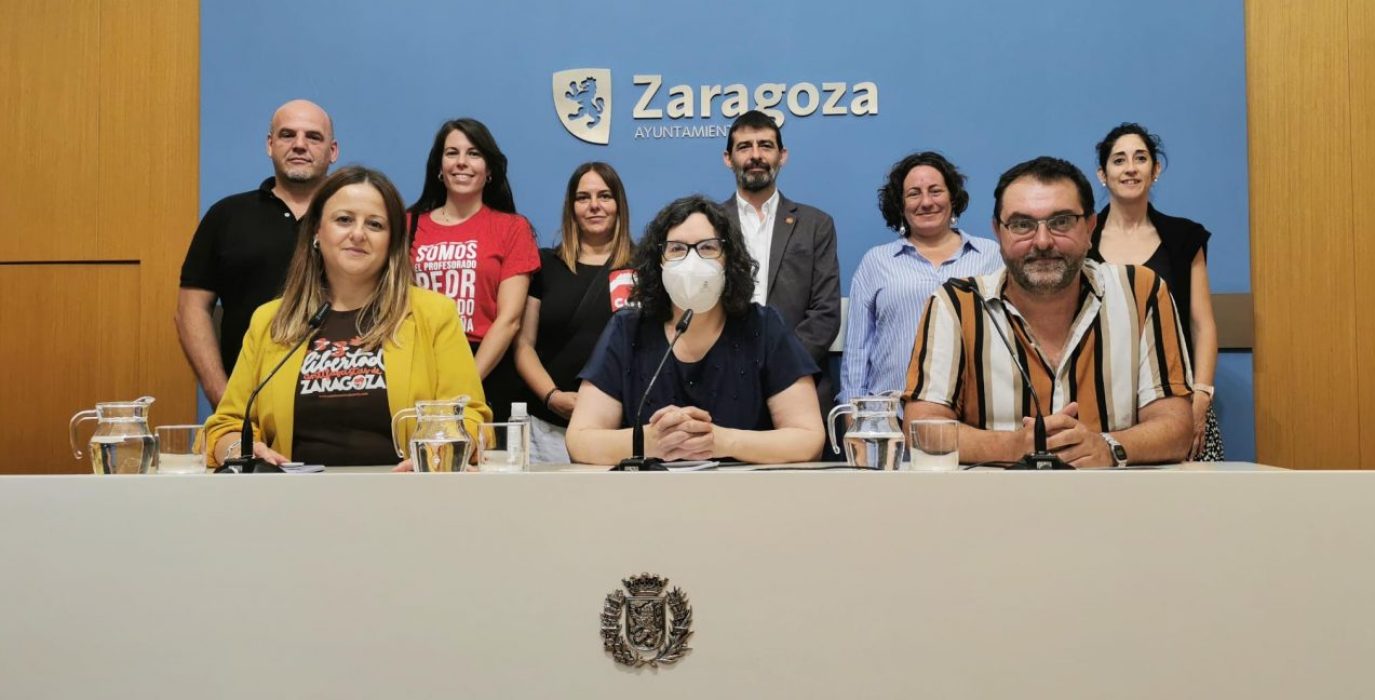 Representantes de las organizaciones y partidos que presentaron el recurso contra las ayudas a la concertada, durante la rueda de prensa de este martes | Foto: ZeC