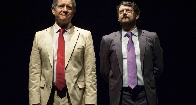 A la izquierda, Pedro Casablanc (en el papel de Luis Bárcenas) y a la derecha Manolo Sólo (como Juez Pablo Ruz).