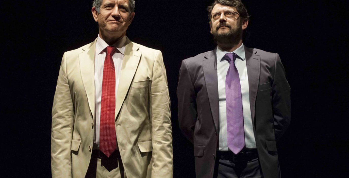 A la izquierda, Pedro Casablanc (en el papel de Luis Bárcenas) y a la derecha Manolo Sólo (como Juez Pablo Ruz).