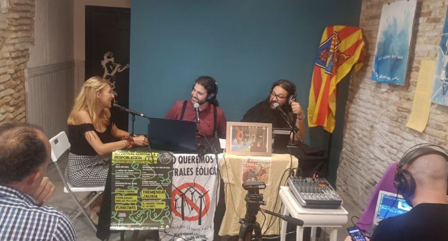 Radio Monotes haciendo un programa en directo en Zaragoza con Silvia Cebolla