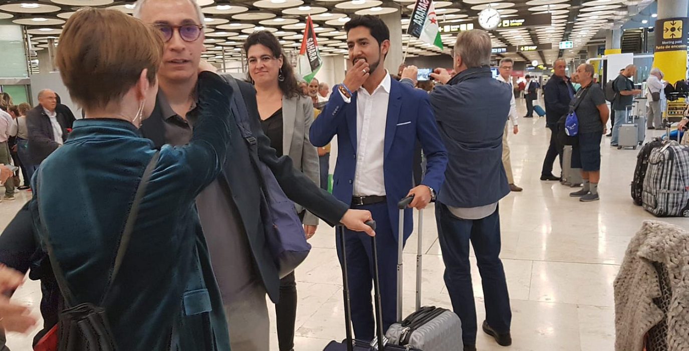 Los abogados aragoneses Ramon Campos y Lourdes Barón, a su llegada a Barajas.