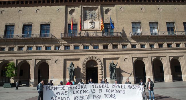 Concentración frente al Ayuntamiento. Foto: Pablo Ibáñez (AraInfo). Foto: Pablo Ibáñez (AraInfo)