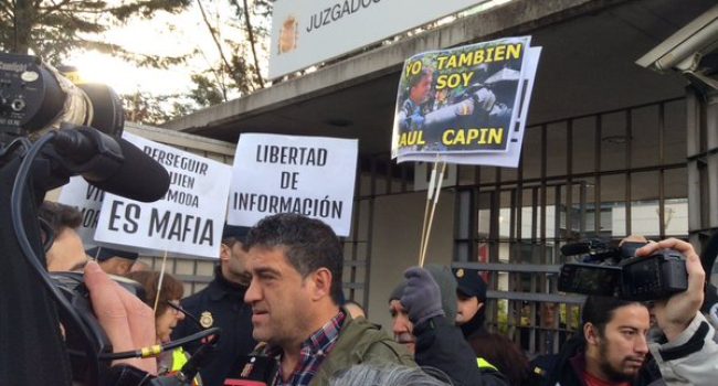 Raúl Capín arropado por decenas de personas durante la vista oral del 19 de enero. Foto: @elpce