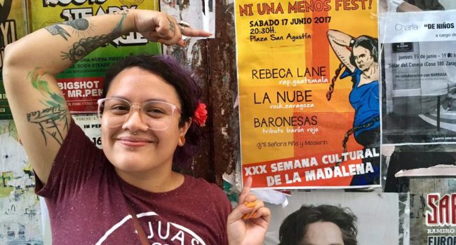 Rebeca Lane en una imagen con el cartel de la edición de 2017. Foto: @RebecaLane6
