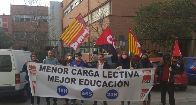 Varias personas de CGT Educación y STEA delante de un centro educativo