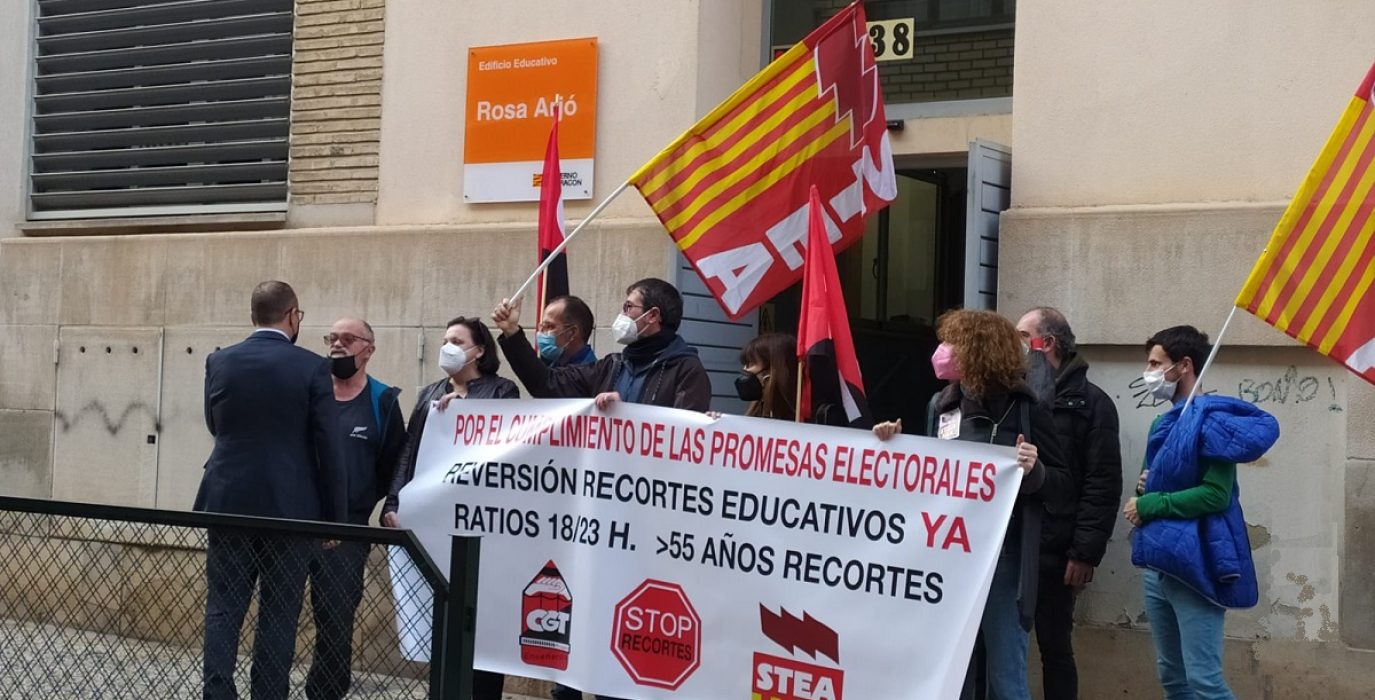 Recibimiento al consejero de Educación Felipe Faci -de espaldas- en su visita al Pleno del Consejo Escolar de Aragón