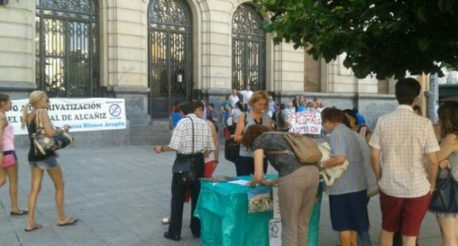 Recogida de firmas de Marea Blanca en plaza España de Zaragoza contra la privatización del Hospital de Alcanyiz. Foto: @arainfonoticias