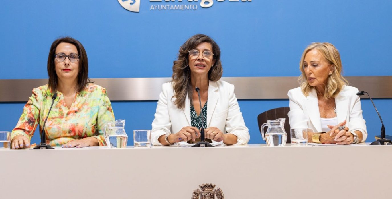 La presidenta de RedMadre, Rosa María Marquina, junto a la consejera de Políticas Sociales, Marian Orós (PP), y la concejala de Vox, Eva Torres, en la presentación del convenio con la entidad antiabortista | Foto: Miguel G. García (AZ)