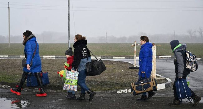 Refugiadas de la aldea de Vinográdnoye, cerca de Mariupol. Foto: Sergey Pivovarov (Sputnik)