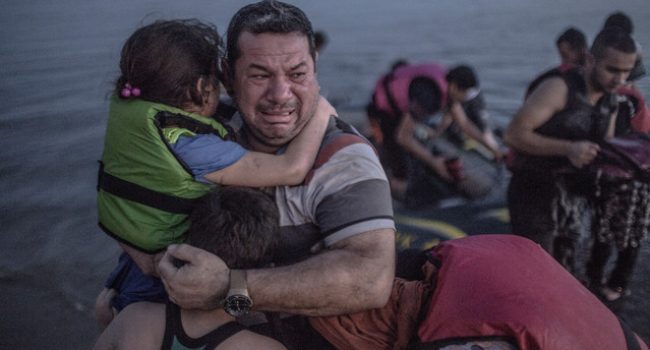 Refugiados sirios intentando llegar a las costas griegas.