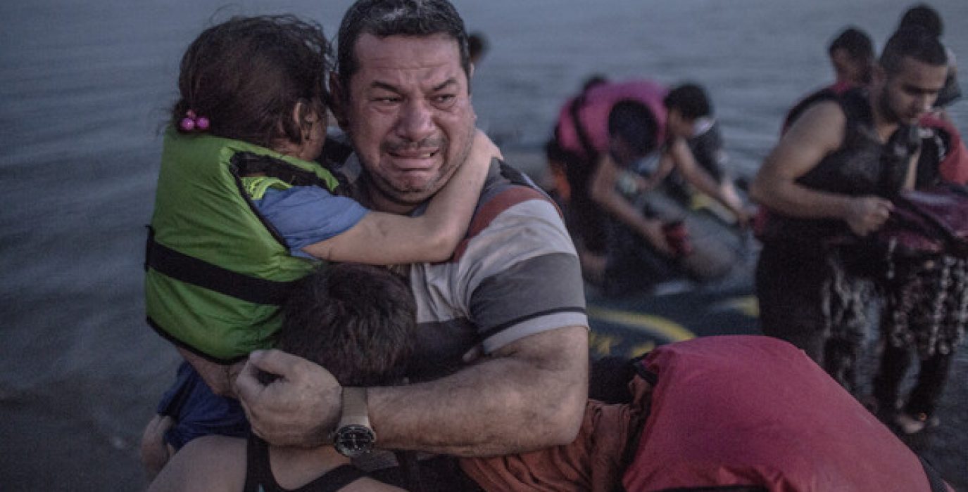 Refugiados sirios intentando llegar a las costas griegas.