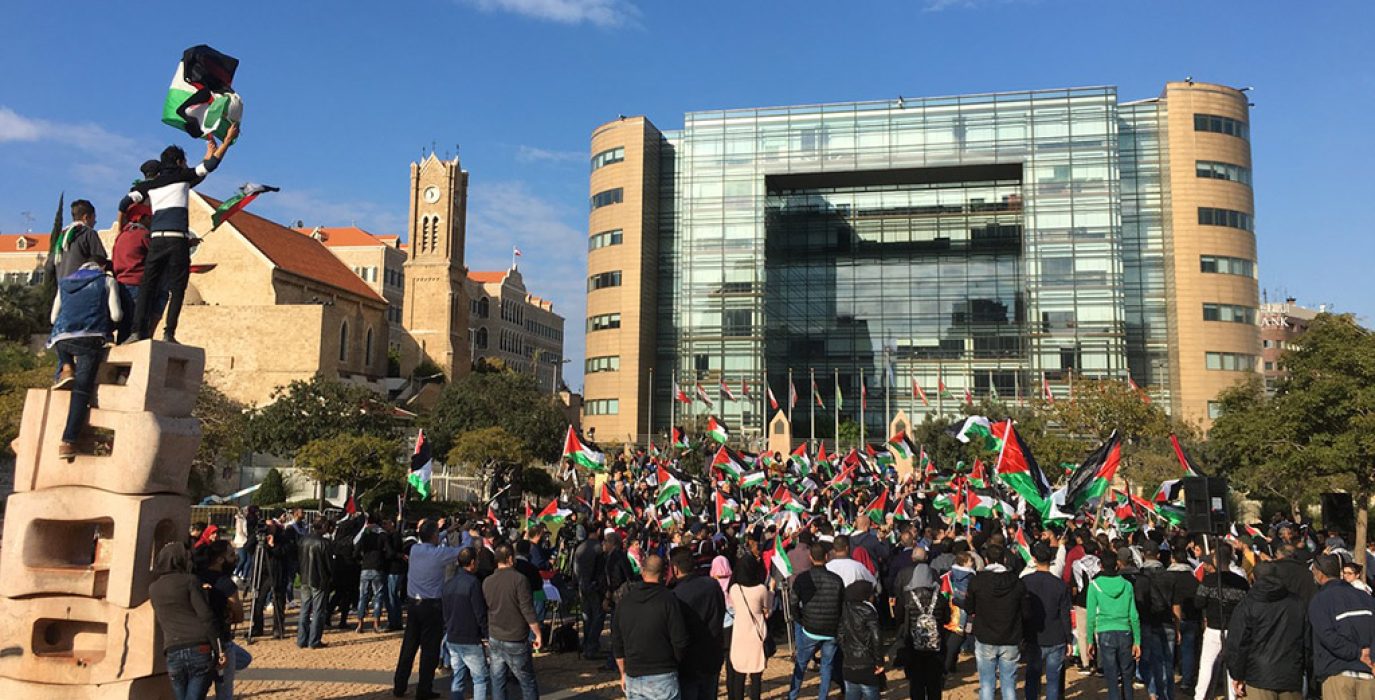Refugiados y refugiadas de Palestina protestan en Beirut frente a la oficina de la Comisión Económica y Social de la ONU para Asia occidental exigiendo la retirada del derecho a veto a los Estados Unidos en el Consejo de Seguridad de la ONU. Foto: Isabel Pérez
