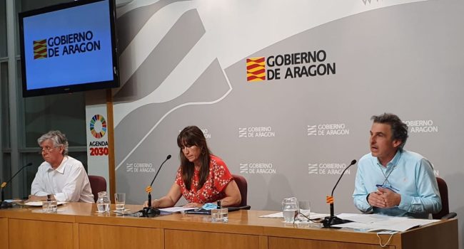Repollés en el centro, junto a Falo, a la derecha, durante la comparecencia de este lunes. Foto: DGA