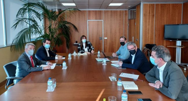 Reunión entre la consejera de Sanidad y la patronal aragonesa. Foto: DGA