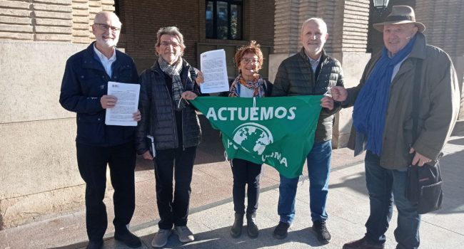 Representantes de la Alianza por la Emergencia Climática en Aragón a las puertas del Ayuntamiento de Zaragoza.