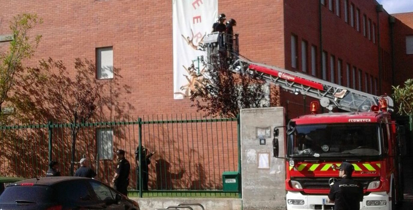 Los bomberos retiran la pancarta. Foto: Plataforma Andalán en Defensa de la Escuela Pública