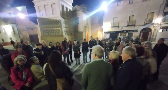 Reunión vecinal en la calle tras la negativa de la alcaldesa del PP al uso de instalaciones municipales | Foto: IU Utebo