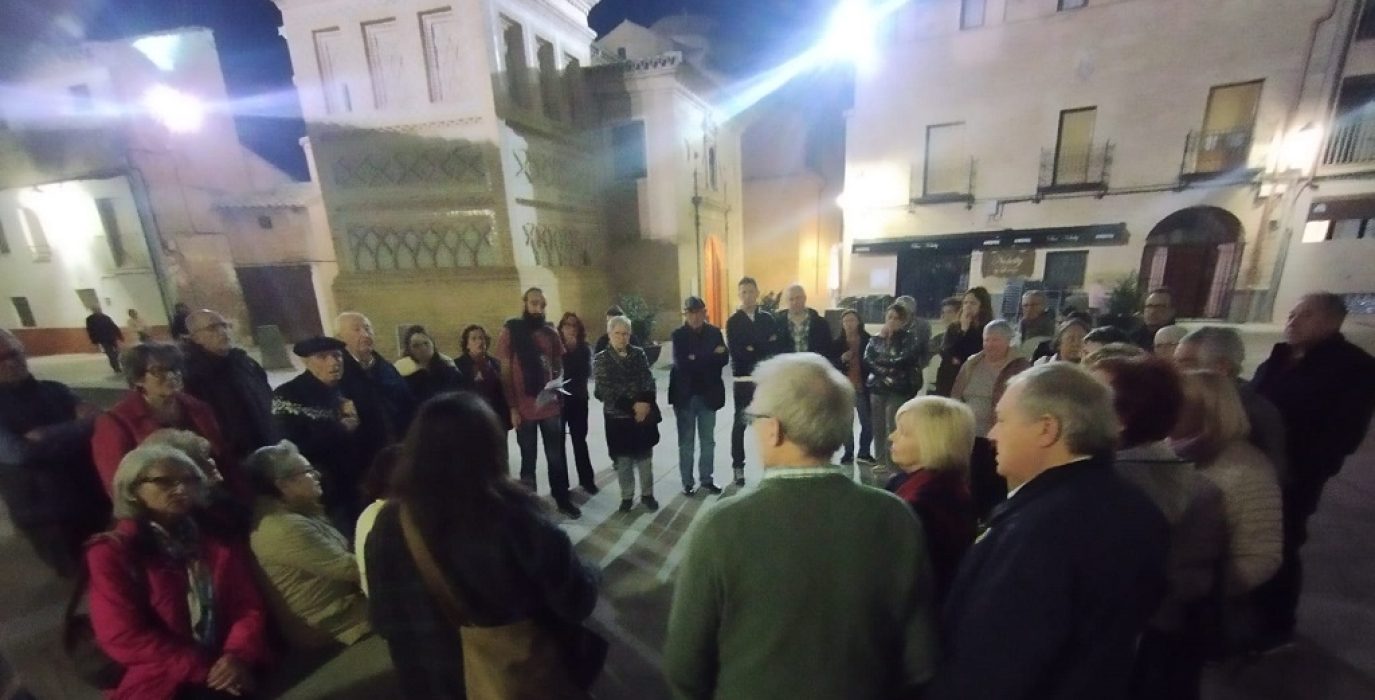 Reunión vecinal en la calle tras la negativa de la alcaldesa del PP al uso de instalaciones municipales | Foto: IU Utebo