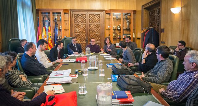 Reunión en el Consistorio entre comité y empresa con la mediación del Equipo de Gobierno. Foto: Daniel Marcos