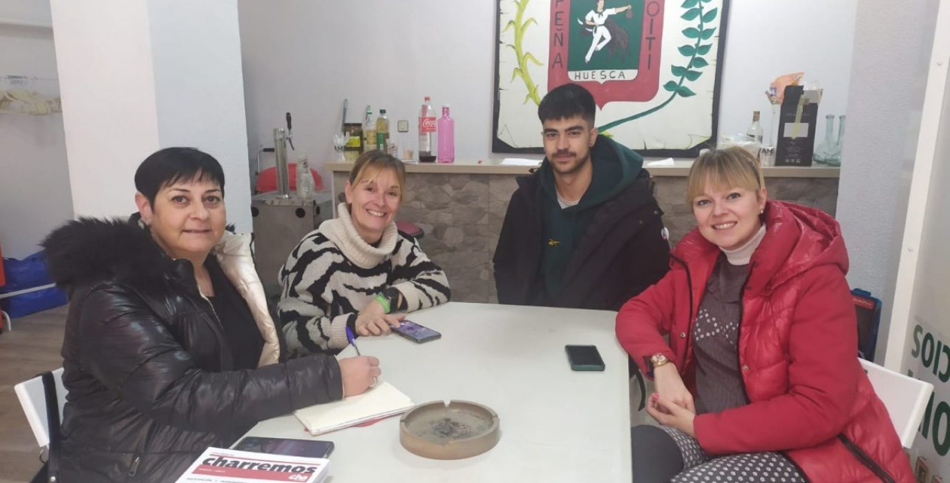 Sonia Alastruey con varias personas reunidas en una mesa