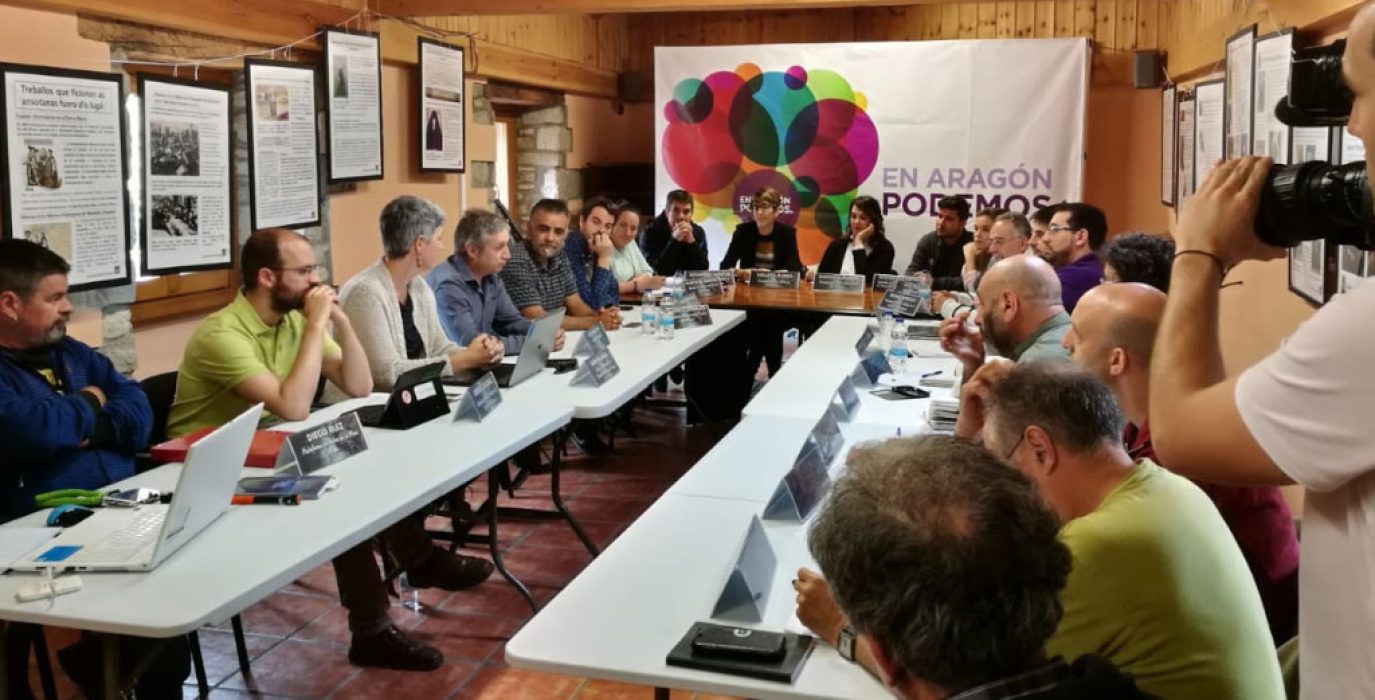 Imagen de la reunión mantenida en Artieda este viernes.